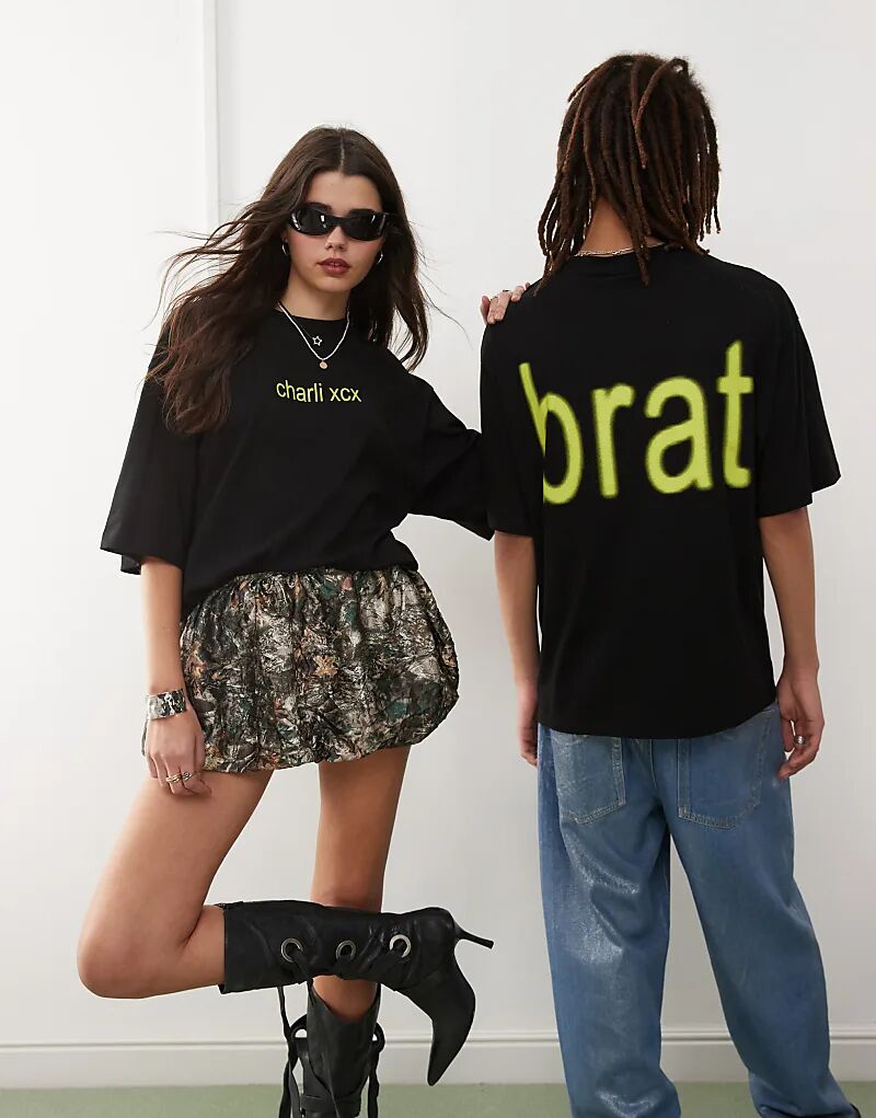 

COLLUSION Унисекс официальная футболка Charli XCX BRAT свободного кроя черного цвета