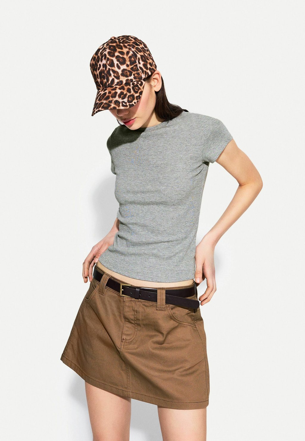 

Базовая футболка SHORT SLEEVES WITH A ROUND NECK Bershka, серый