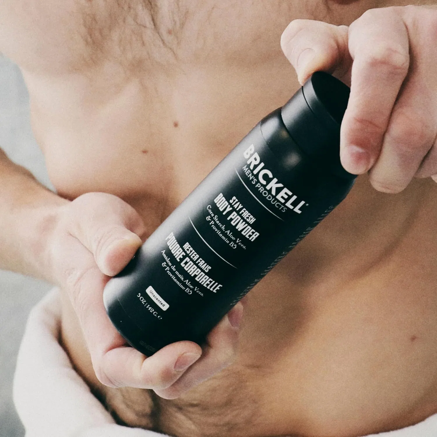 Мужская пудра для тела Brickell Men's Stay Fresh Body Powder Brickell Men'S Products — фото 4