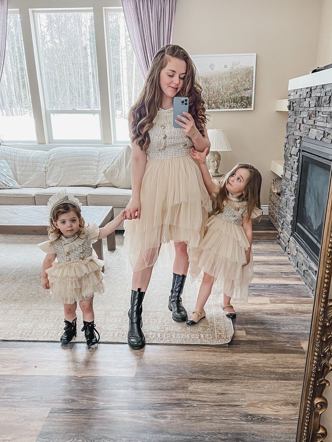 Твидовое платье Fira для мам Petite Maison Kids, бежевый — фото 3