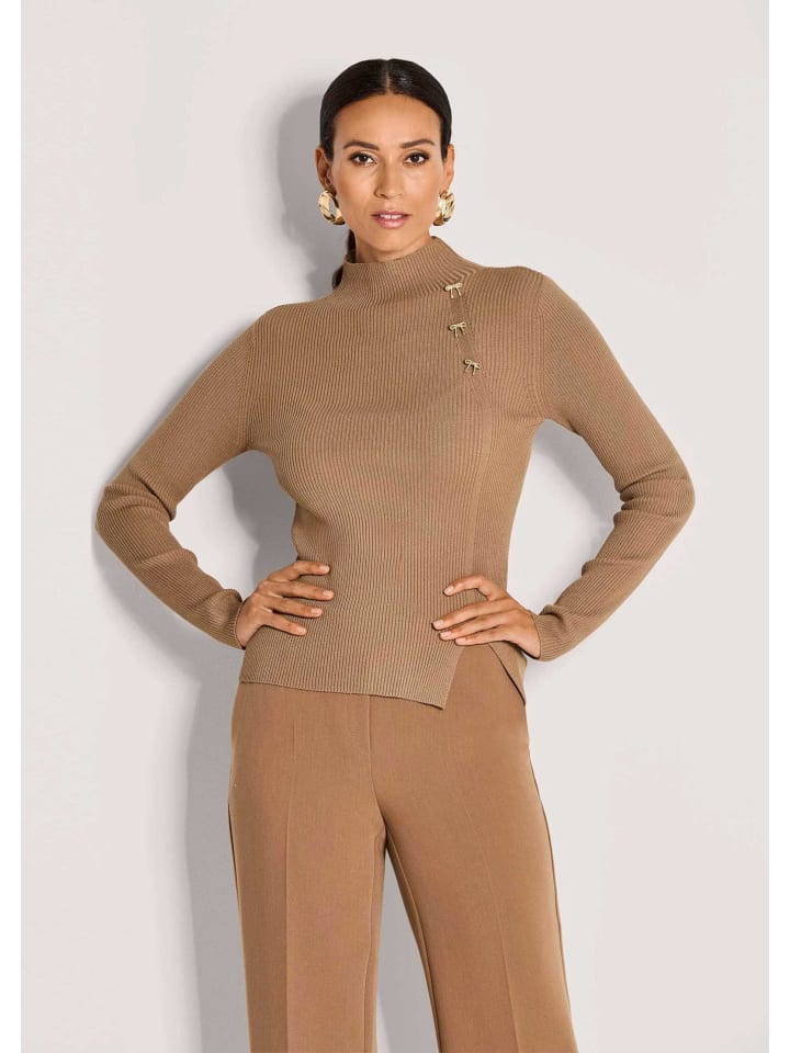 

MADELEINE Стильный вискозный свитер с элегантными брошами карамельного цвета