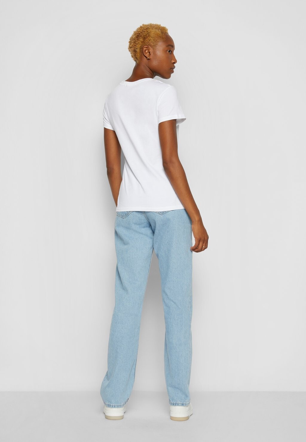 Базовая футболка женская Calvin Klein Jeans с круглым вырезом, белый — фото 4