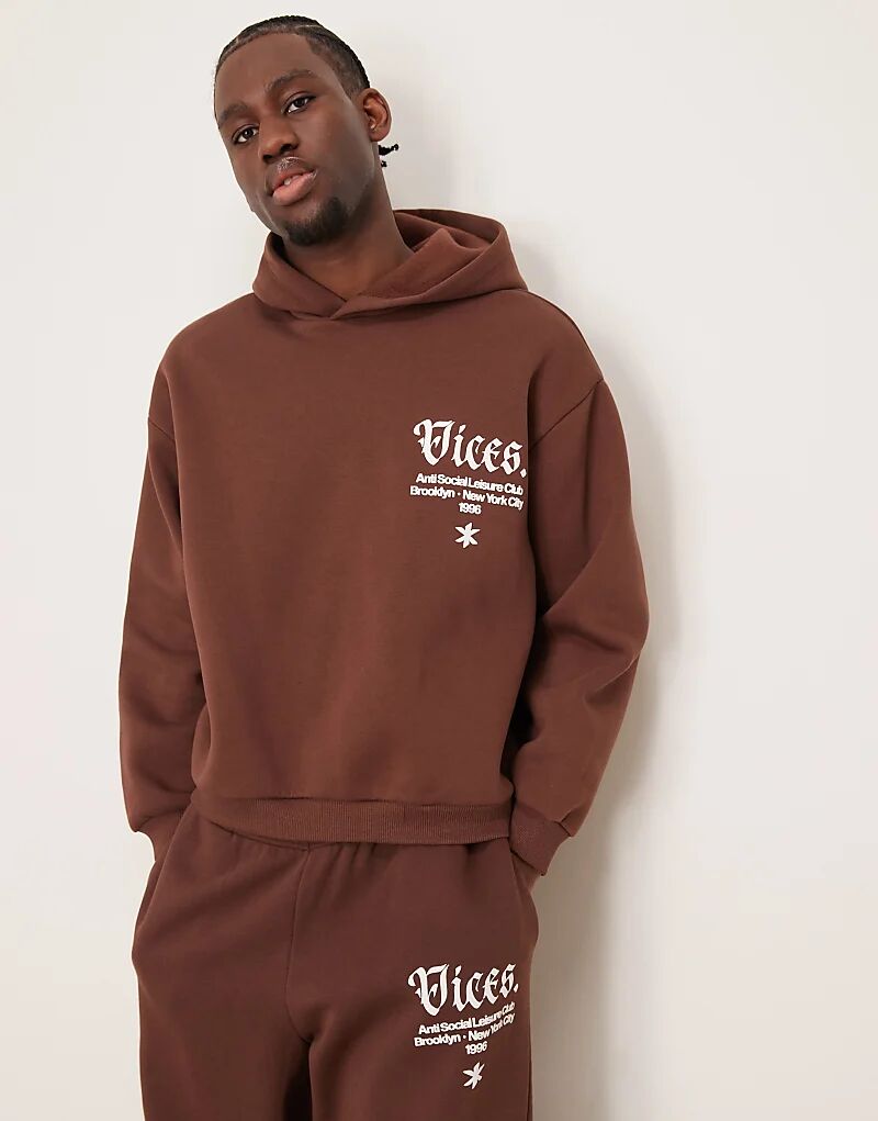 

Толстовка свободного кроя ASOS DESIGN с принтом на рукавах и капюшоне коричневого цвета — часть комплекта