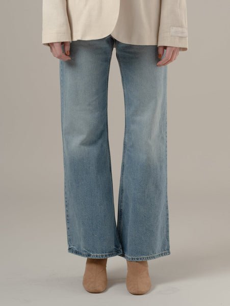 РОУЗ (Роуз) одета в свободные джинсы-ботинки среднего оттенка индиго Levi's, Medium Indigo - Worn In