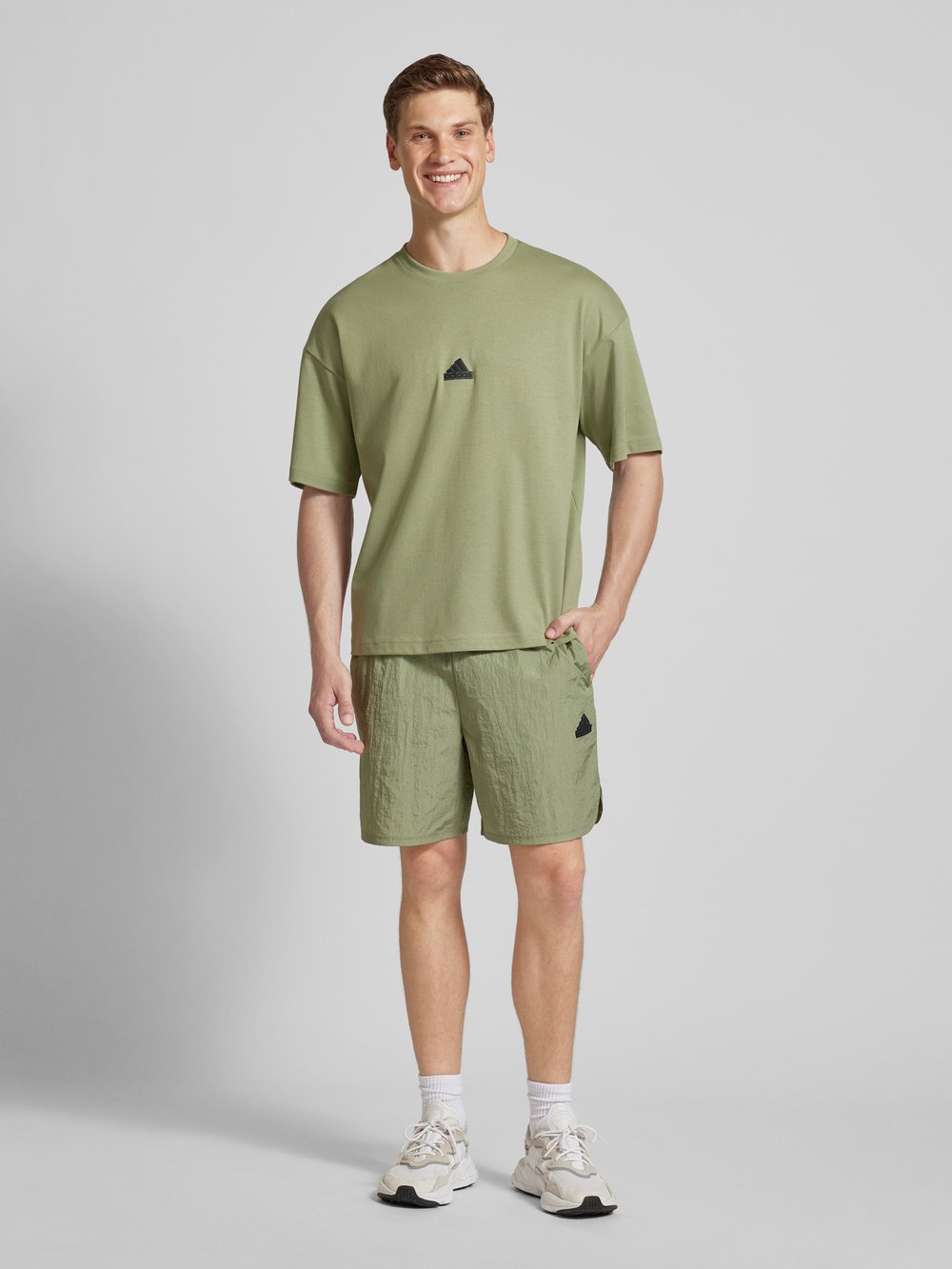 

Шорты прямого кроя с эластичным поясом ADIDAS SPORTSWEAR, оливковый