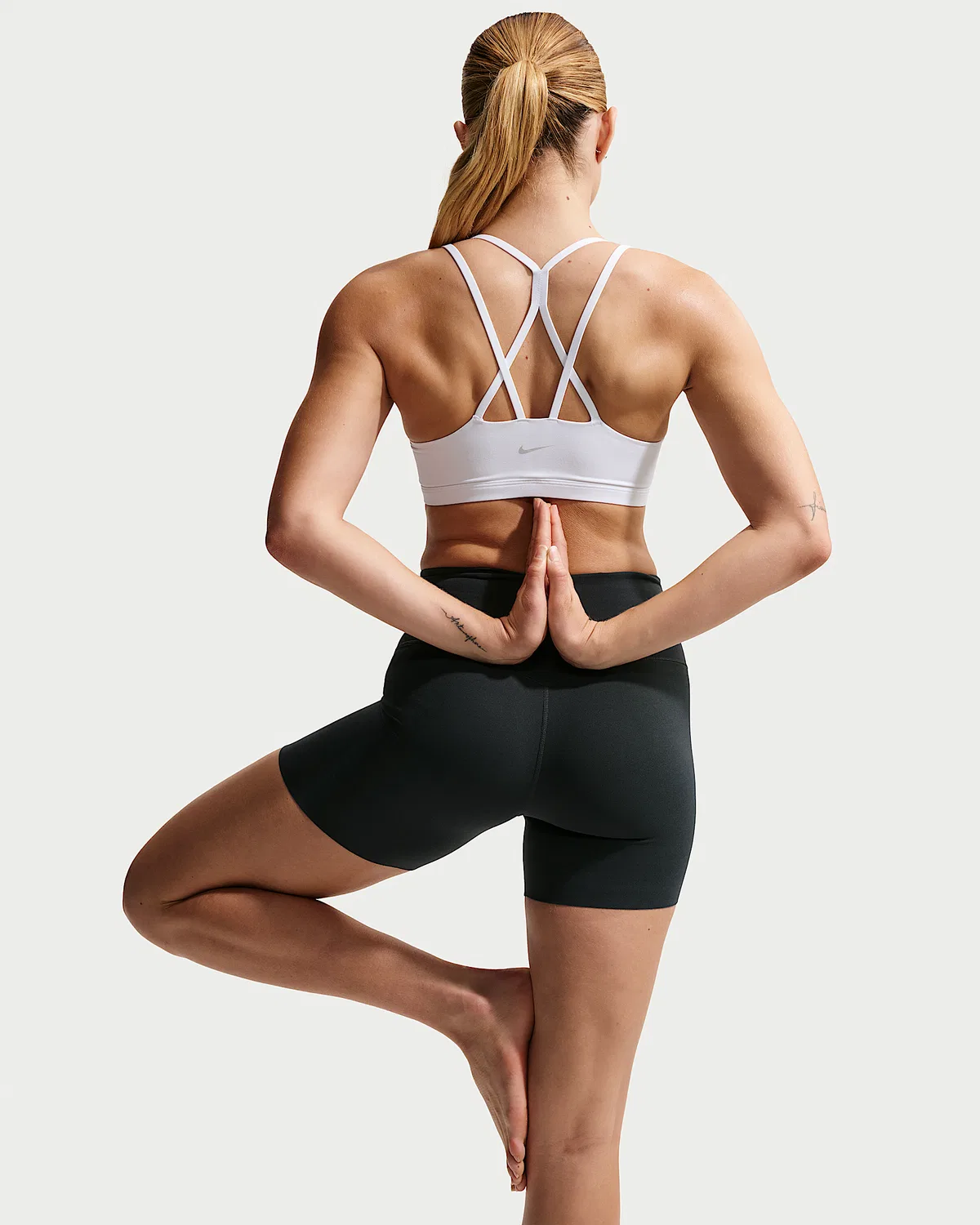 Женский спортивный бюстгальтер Nike Zenvy Strappy с легкой поддержкой и чашками, White/Cool Grey — фото 3