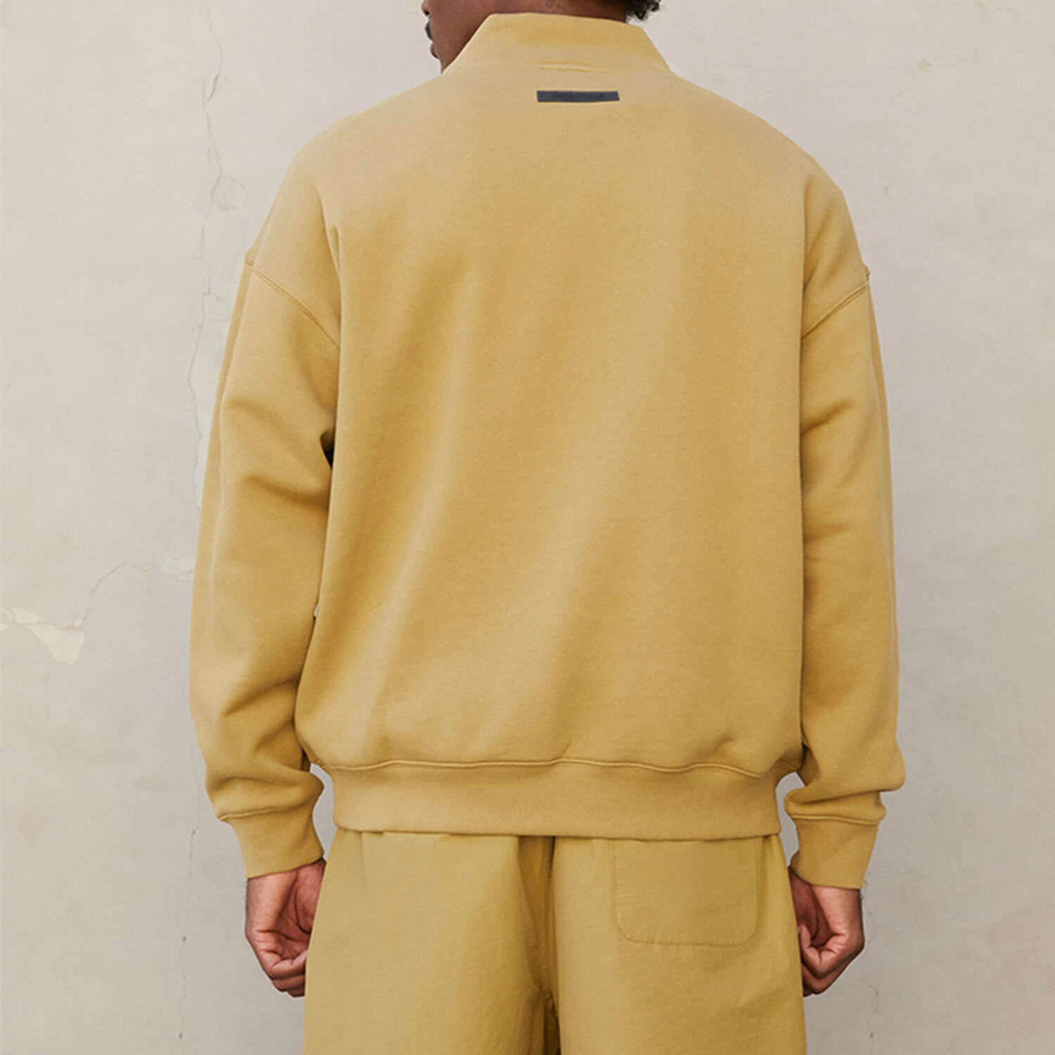 Осень/Зима 21 Толстовка унисекс янтарного цвета Fear Of God Essentials, цвет Amber — фото 4