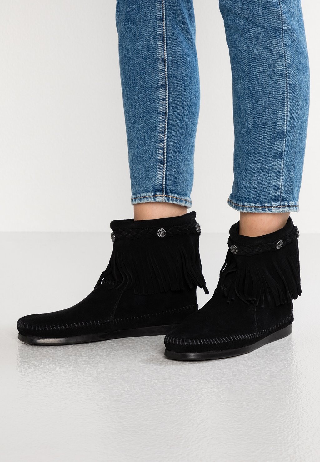 

Ботильоны HI TOP BACK ZIP ANKLE BOOT Minnetonka, цвет black