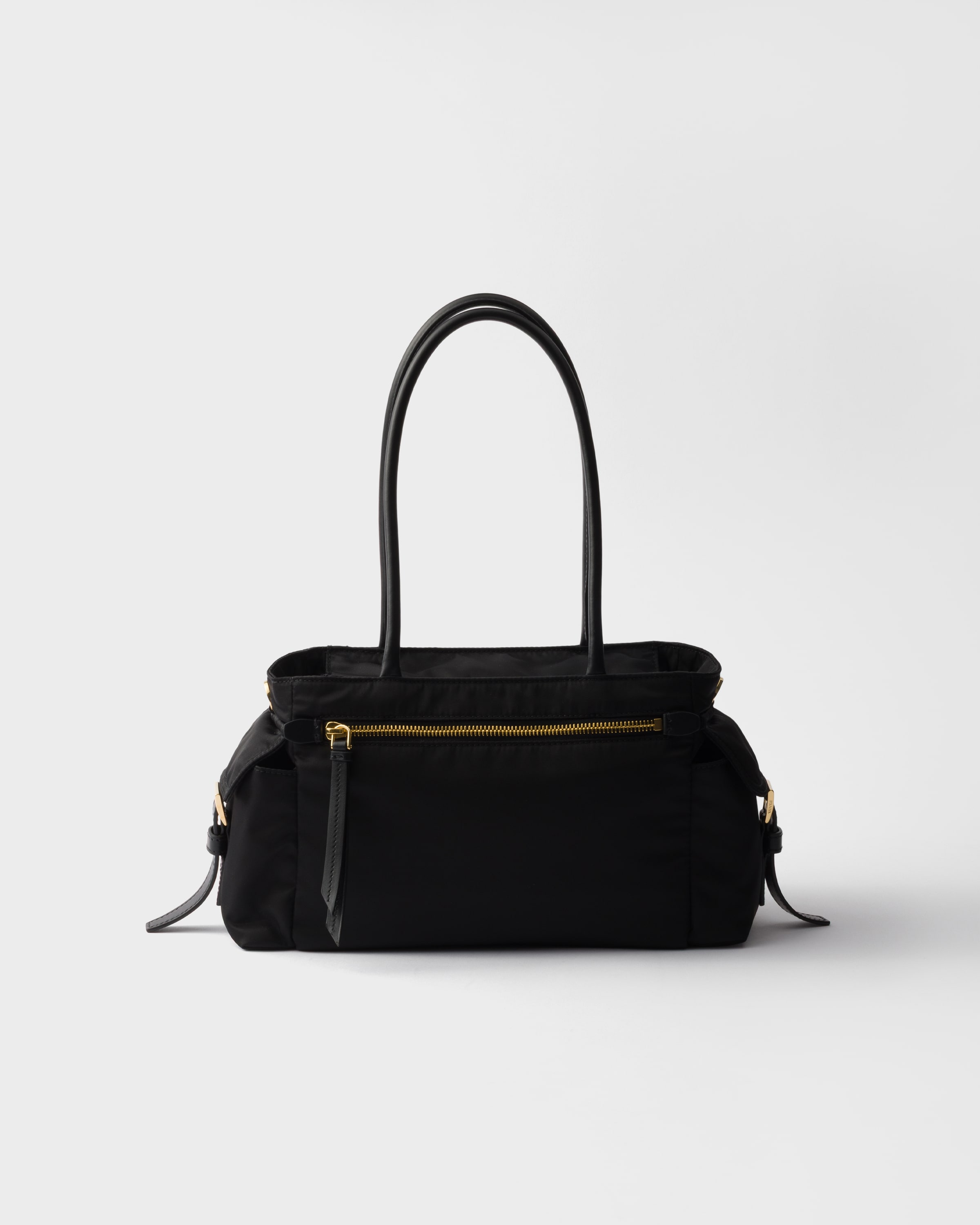 Сумка-тоут Prada Explore среднего размера из Re-Nylon и кожи Prada, черный — фото 4