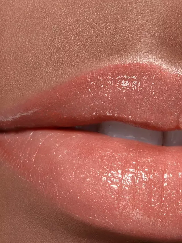 Rouge Coco Baume - Увлажняющий, сияющий и тонирующий бальзам для губ с возможностью наслаивания цвета CHANEL, Honey Bliss — фото 4