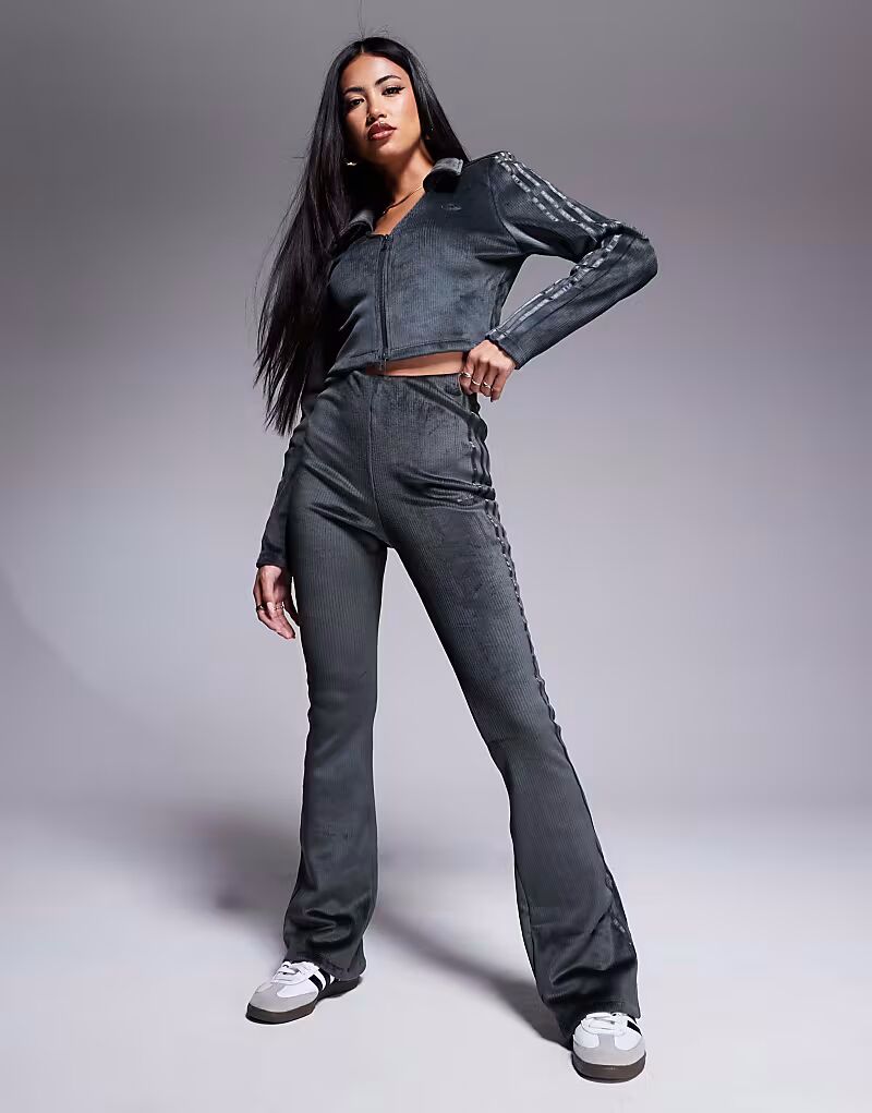 

Леггинсы Adidas Originals Hyper-Femme с ребристым кроем, расклешенные, антрацитового цвета
