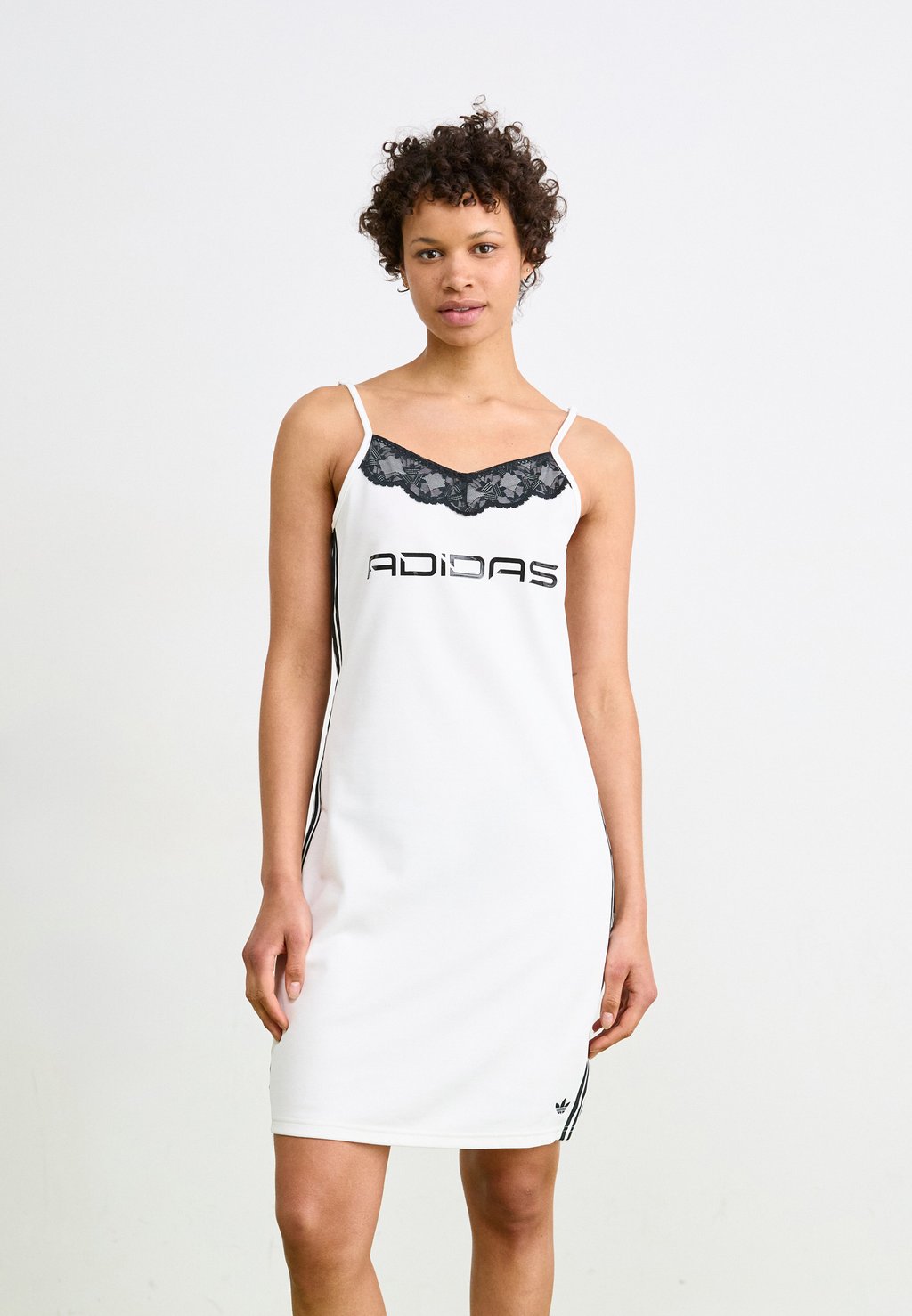 

Повседневное платье R3CD Adidas Originals, белый