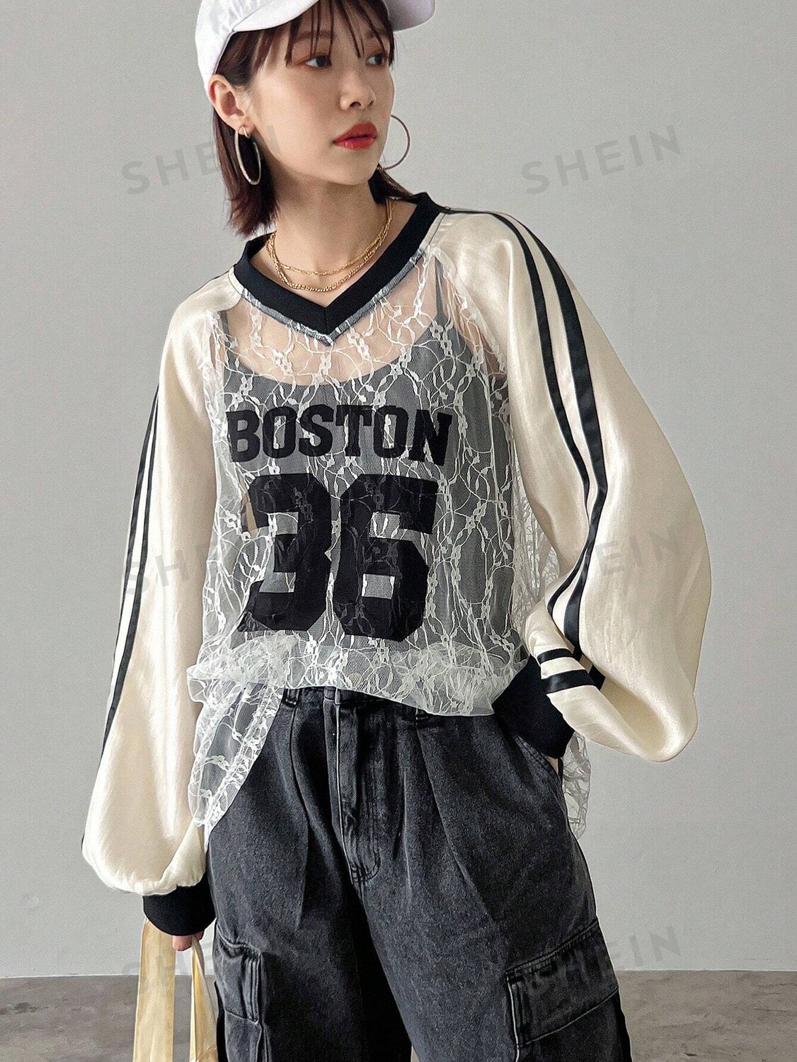 

Женская рубашка с длинными рукавами, V-образным вырезом, буквенным узором и прозрачной полоской по бокам Friful, кремовый/бежевый