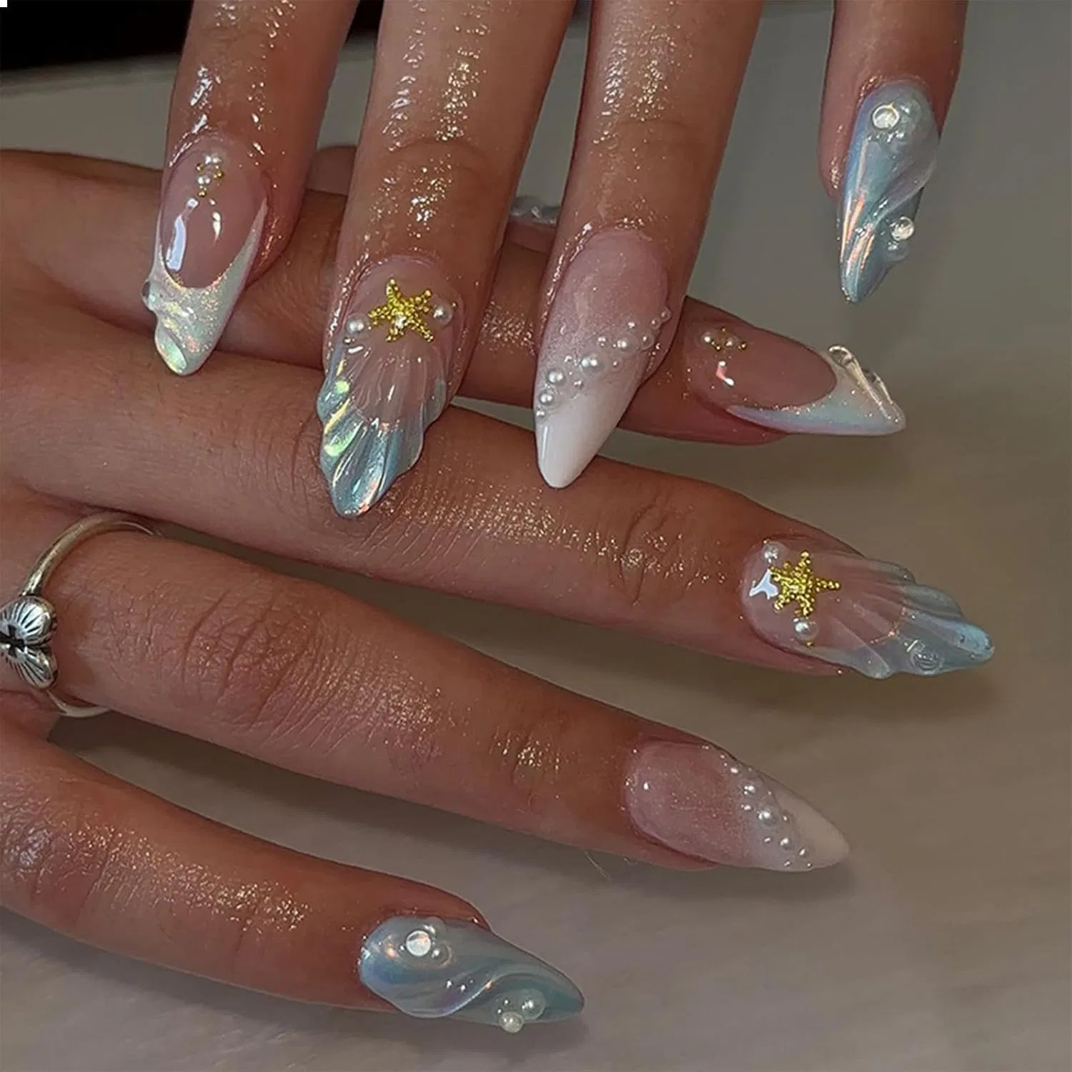 Набор из 24 миндалевидных накладных ногтей «French Lace» от GlamRays Glamrays