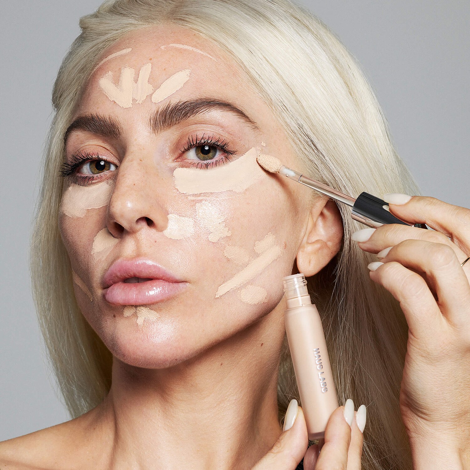 Консилер Triclone Skin Tech Hydrating Concealer mit fermentierter Arnika Haus Labs By Lady Gaga, 42 Medium Deep Neutral (7 ml) — фото 2