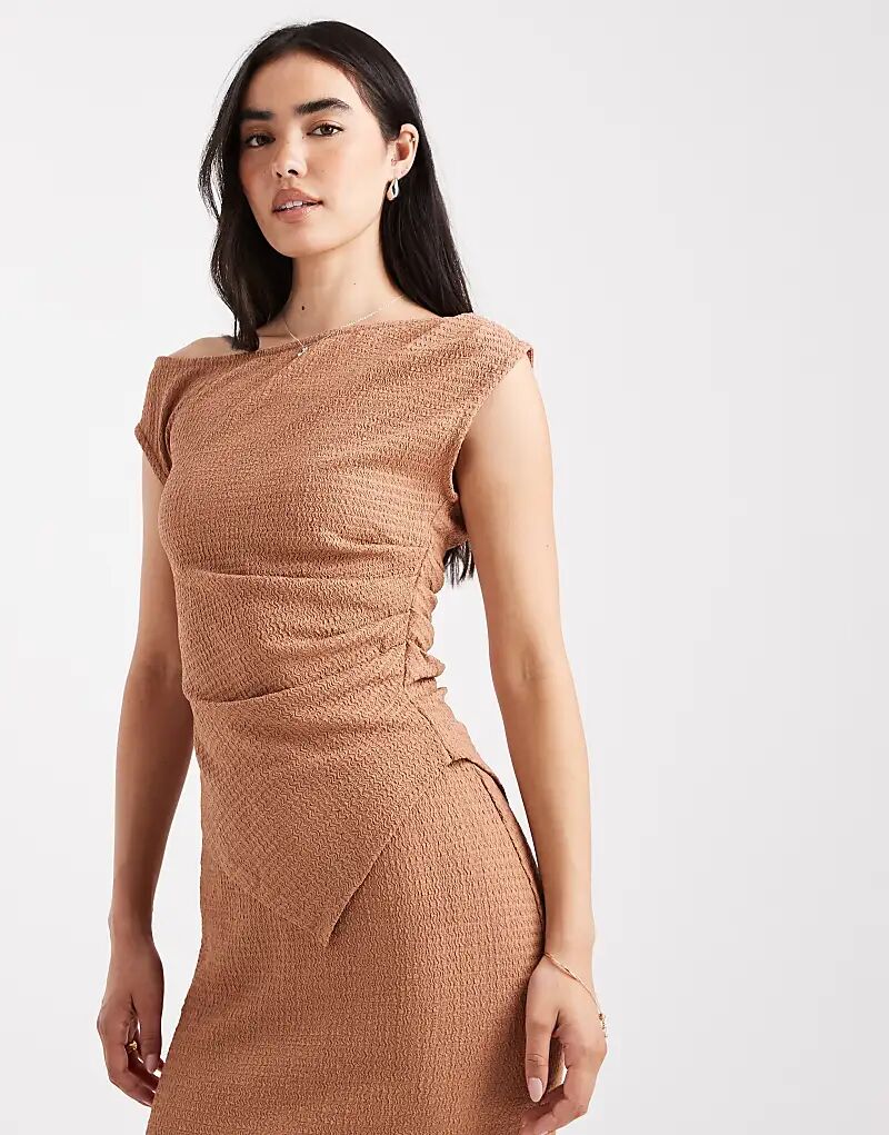 

Комбинезон Vero Moda из текстурированного джерси с асимметричными деталями и драпировкой в цвете мокко