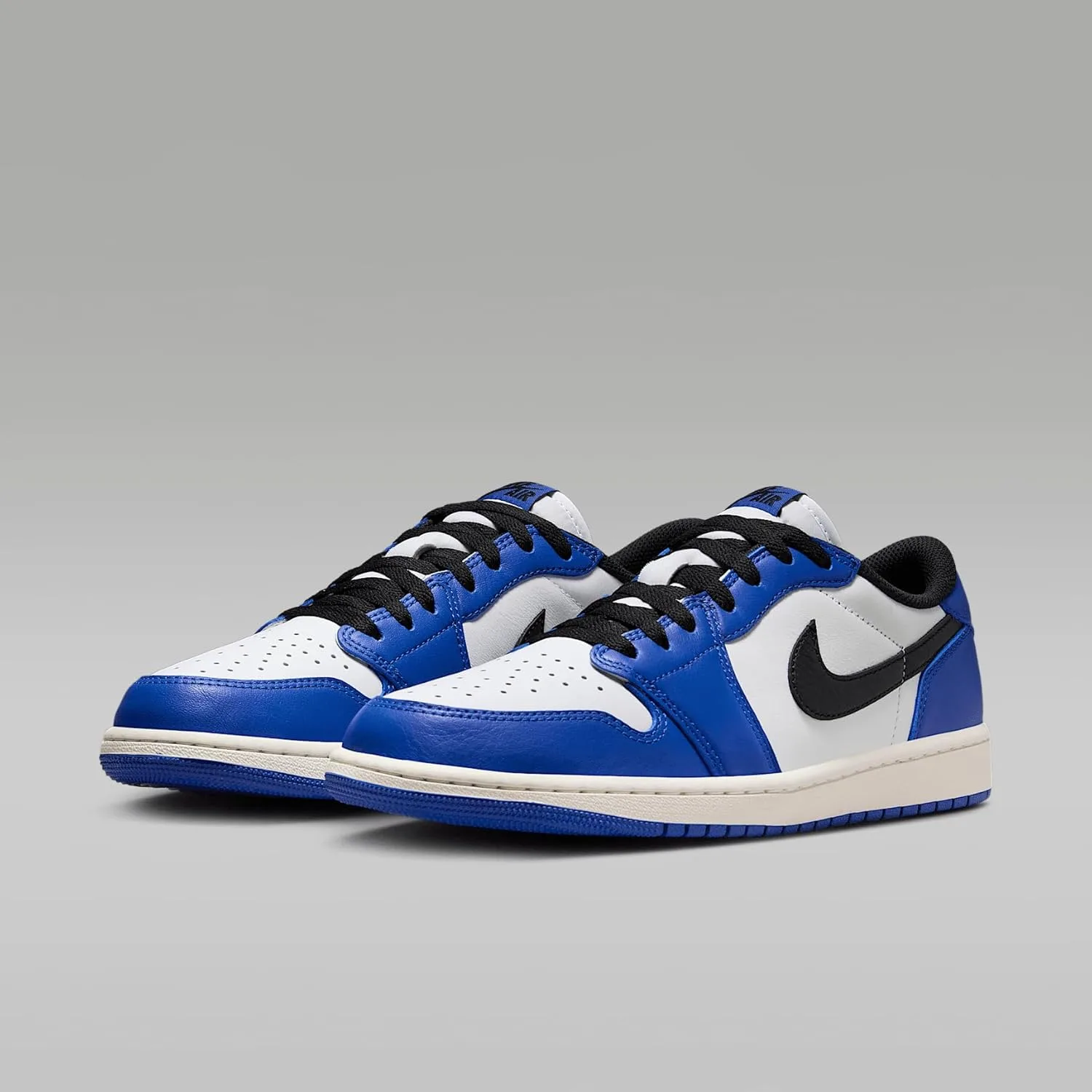 Мужские баскетбольные кроссовки Nike Air Jordan 1 Low, белый/черный — фото 2