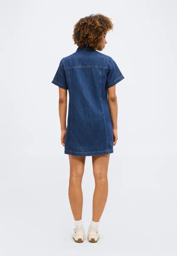 Платье-рубашка Gap Shank front shirtdress denim dress, темная стирка — фото 3