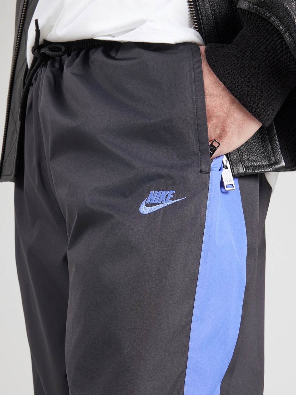 Nike Sportswear Брюки с зауженным низом в черном цвете — фото 2