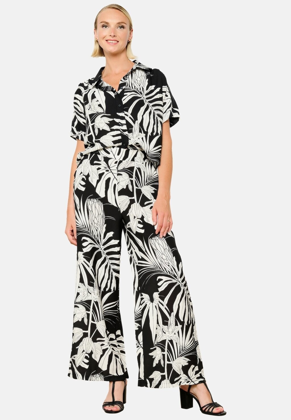 

Брюки WIDE WITH TROPICAL PRINT LolaLiza, черный