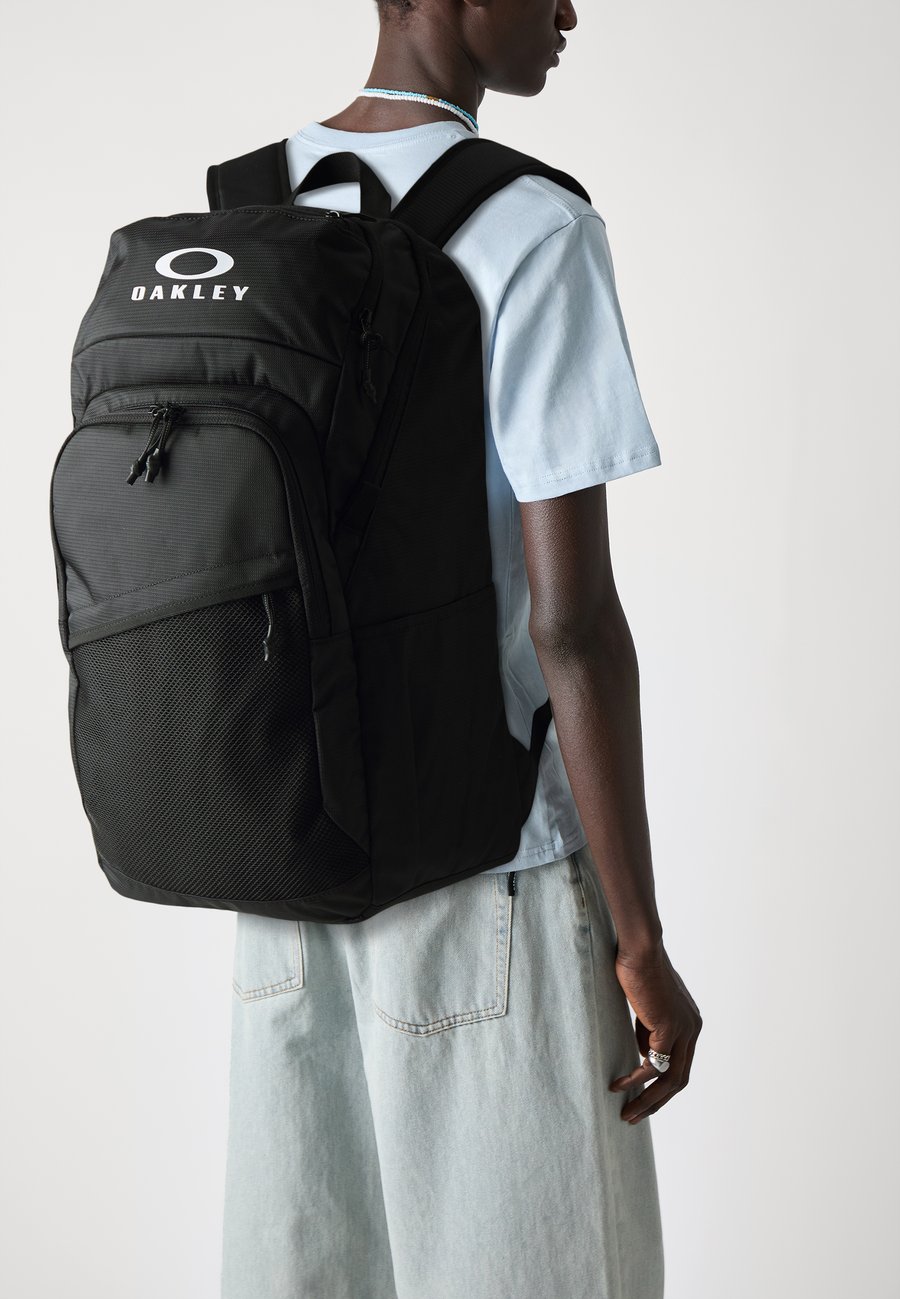

Рюкзак Oakley ESSENTIAL DAY PACK UNISEX, Blackout/Black
