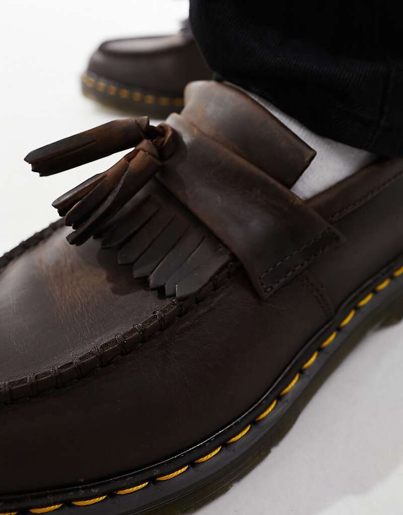 Dr. Martens - Adrian - Темно-коричневые лоферы с сумасшедшими конскими кисточками — фото 2