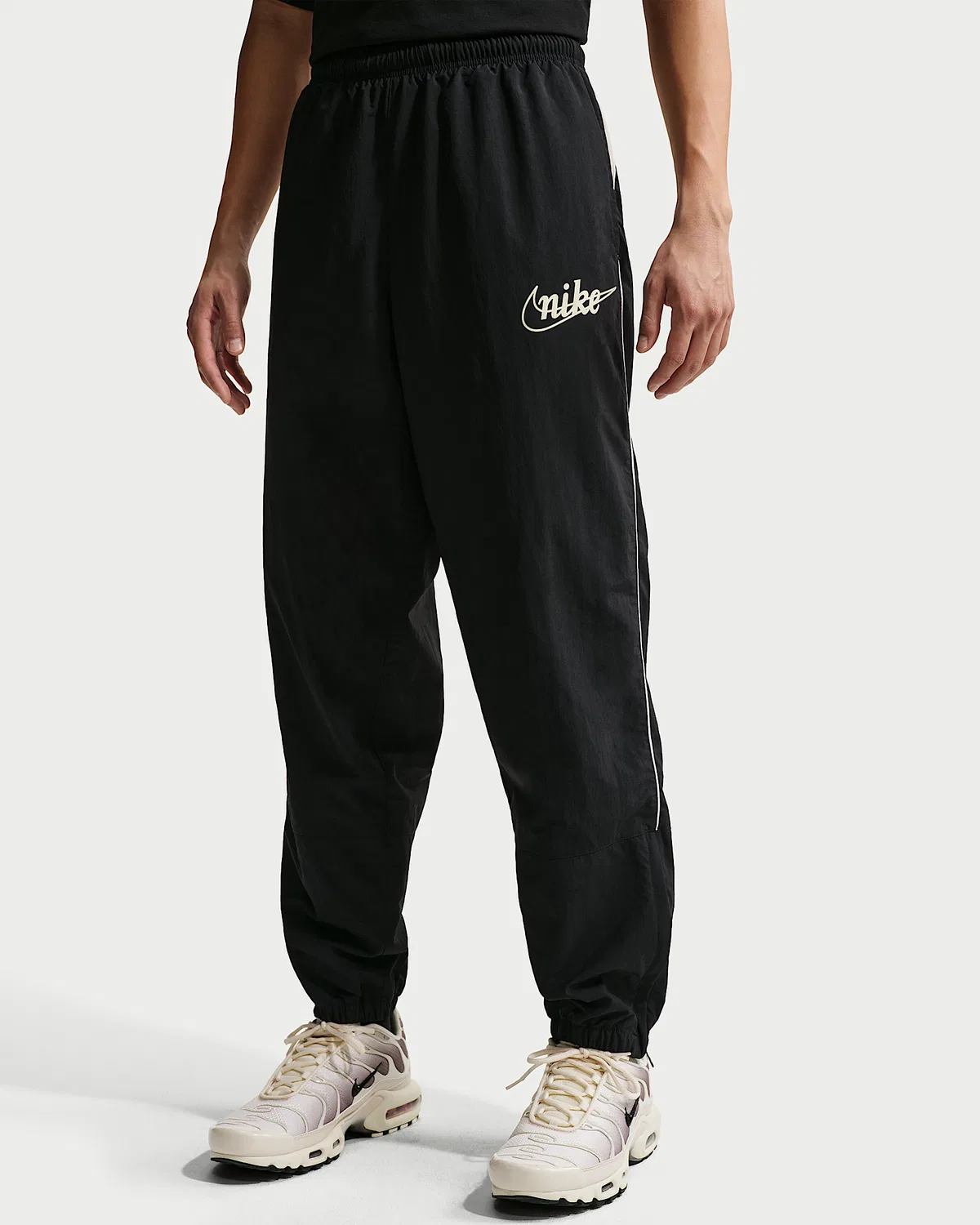 Мужские легкие штаны Nike Sportswear Club, Black/Light Khaki/Light Khaki — фото 2