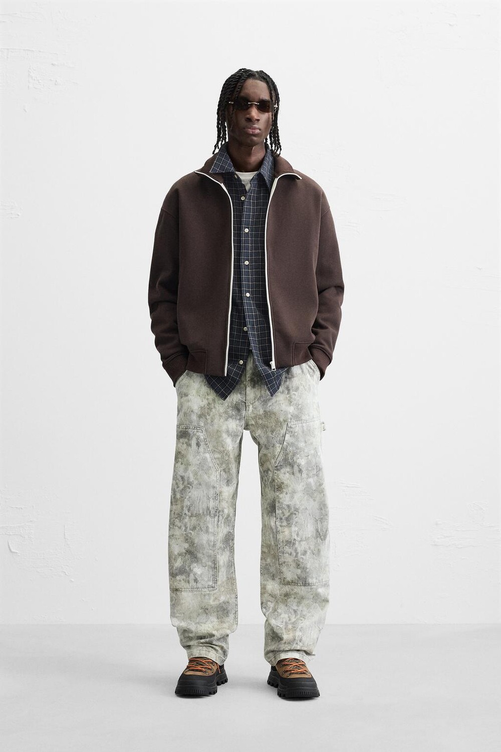 

Брюки плотника с абстрактным принтом ZARA, серый
