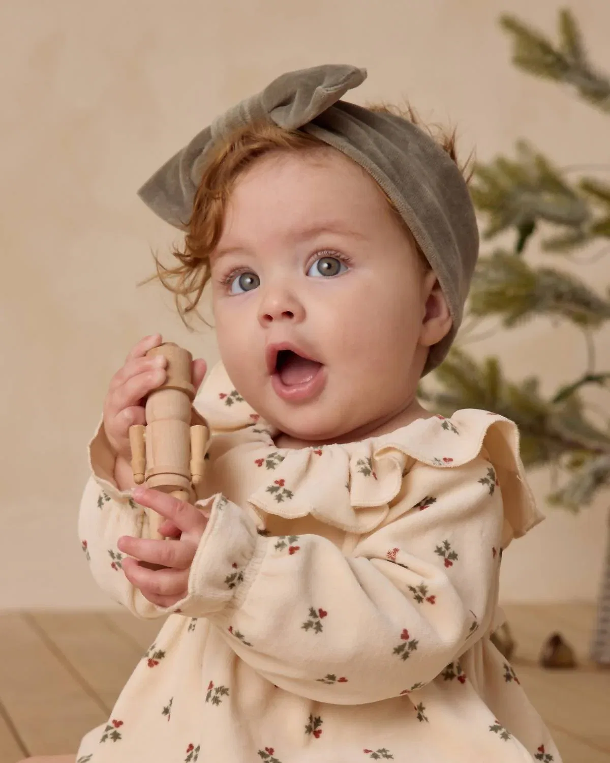 Quincy Mae Детский комбинезон Wendy в цвете Holly Berry — фото 3