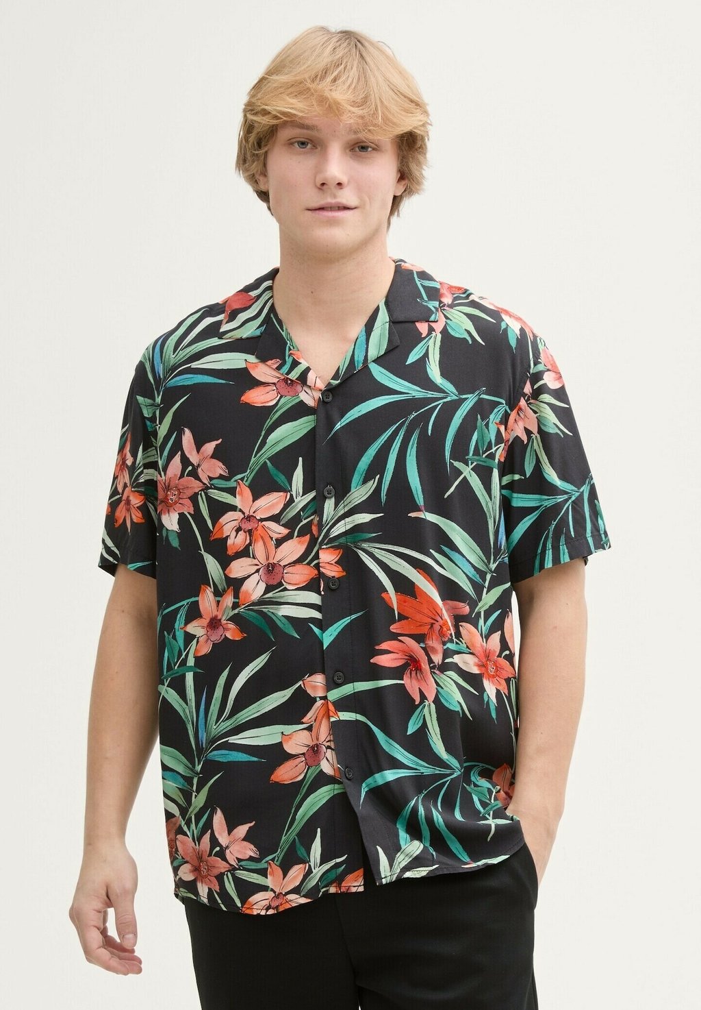 

Рубашка RELAXED FIT MIT BLUMEN-MUSTER TOM TAILOR DENIM, черный