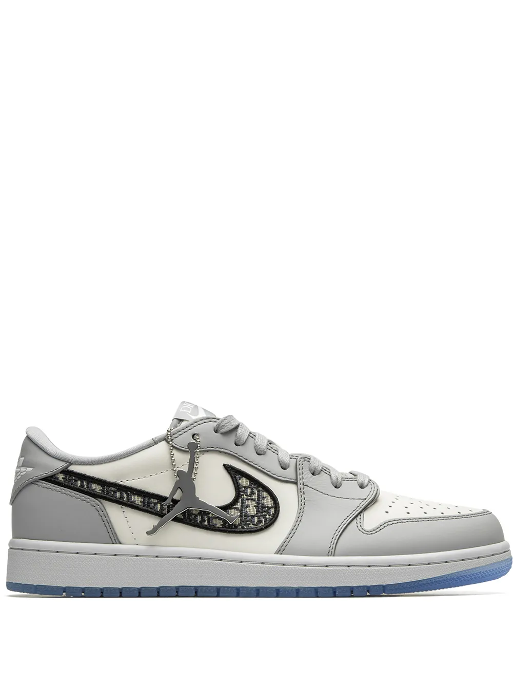 

Кроссовки Air Jordan 1 из коллаборации с Dior, серый