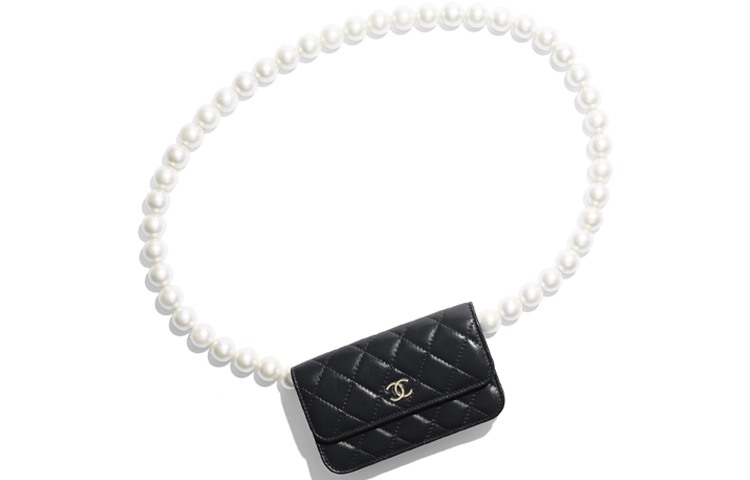 CHANEL Женская черная кожаная сумка через плечо с золотистой фурнитурой — фото 3