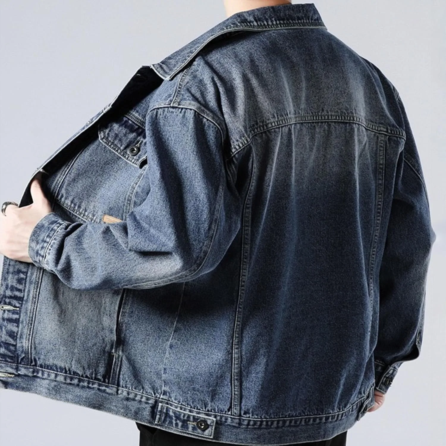 Мужская джинсовая куртка в стиле trucker с карманом на лацкане, slim fit, на пуговицах Generic, синий — фото 2