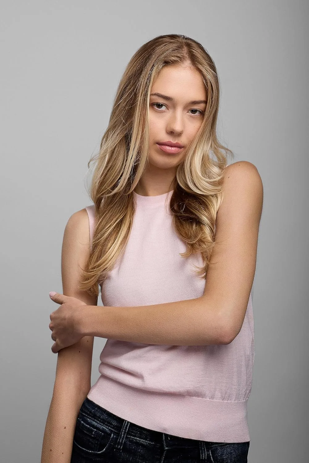 R+Co Bel Air Smoothing Shampoo - антиоксидантный комплекс для гладких волос без пушистости для всех типов волос - защита от ультрафиолета, блеск и увлажнение - без сульфатов, веганский и cruelty-free 601.02 г (1 шт.) — фото 3