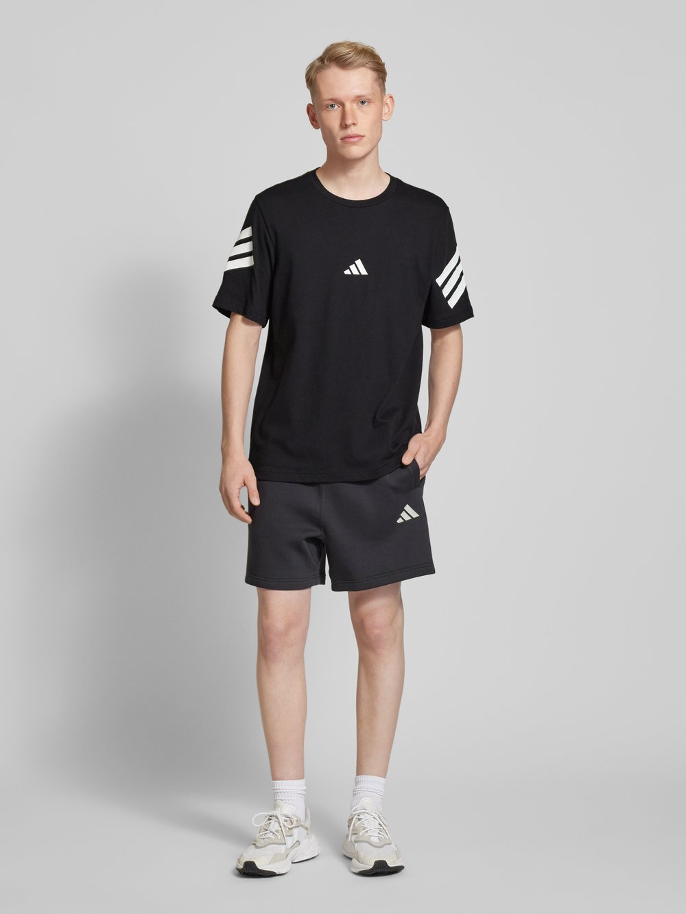 

Футболка с этикеткой ADIDAS SPORTSWEAR, черный