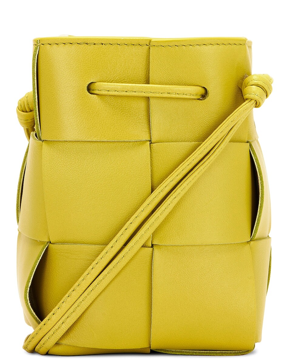 

Мини-сумка-ведро с кассетой Bottega Veneta, цвет Kiwi & Gold