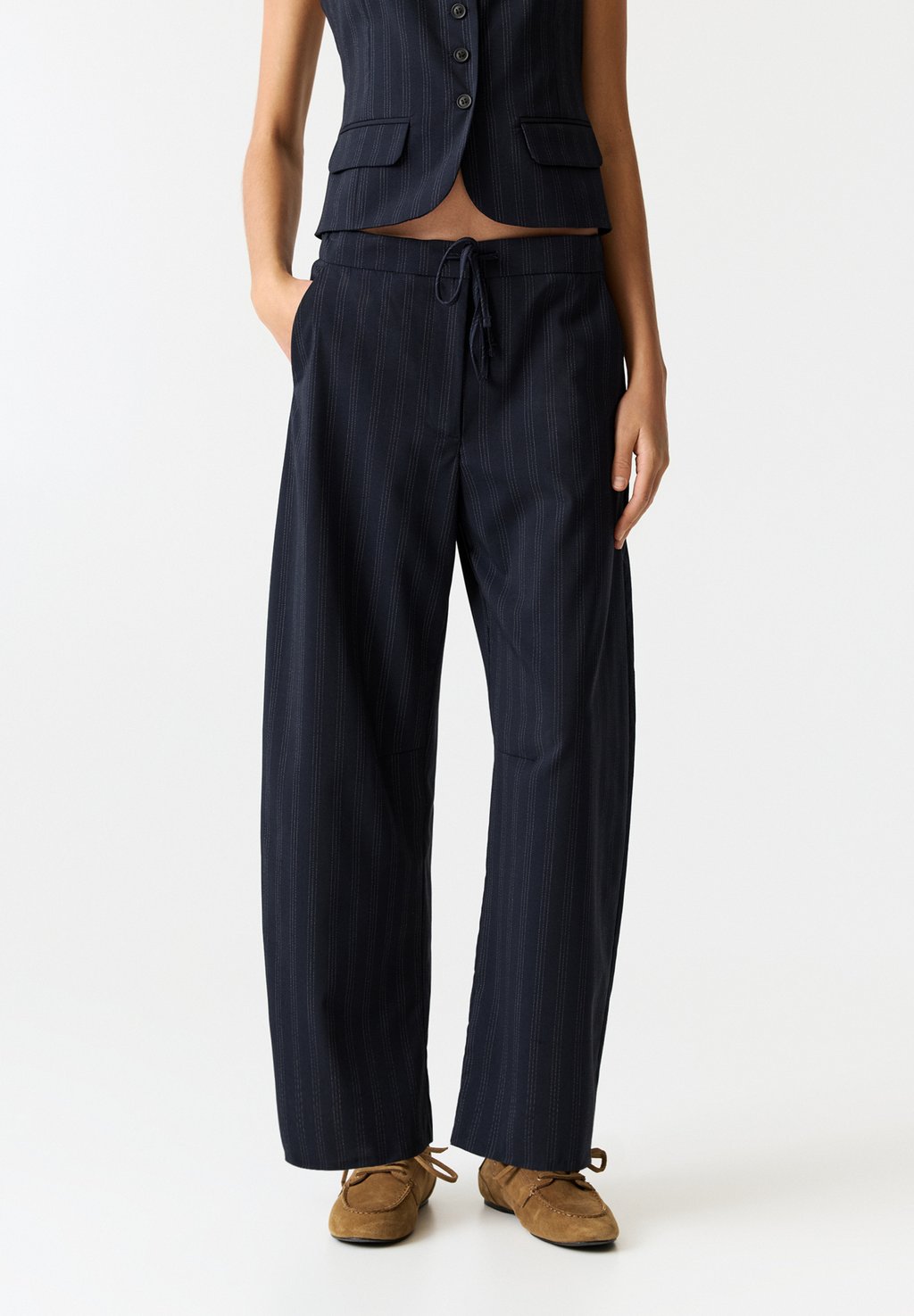 

Брюки STRIPED BALLOON PULL&BEAR, темно-синий