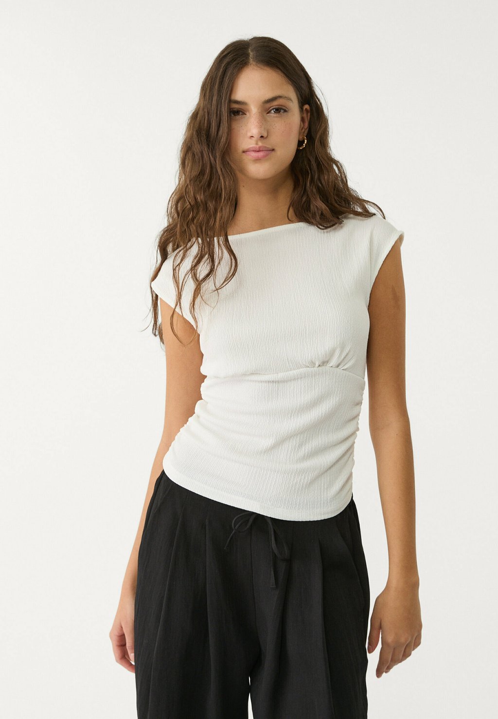

Футболка с принтом CREASED WITH SLEEVES Stradivarius, бежевый