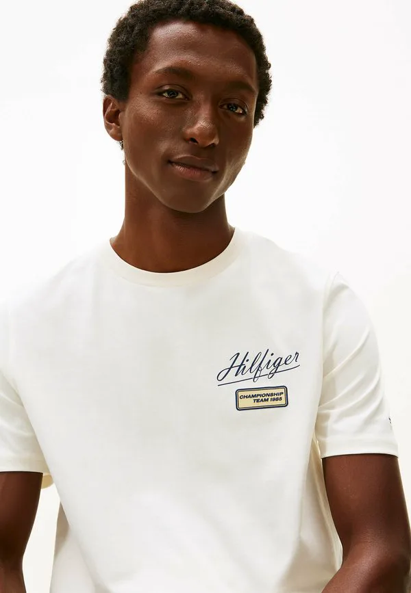 Футболка с фактурным логотипом и круглым вырезом Tommy Hilfiger, Ivory Petal — фото 4