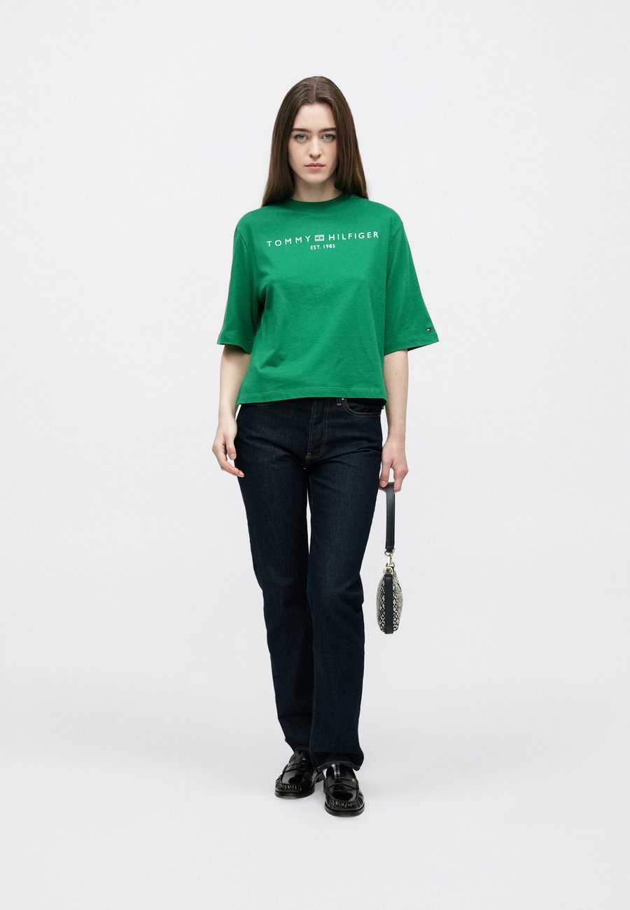 Футболка Tommy Hilfiger CORP LOGO TRAPEZE TEE, Nouveau Green/Green — фото 2