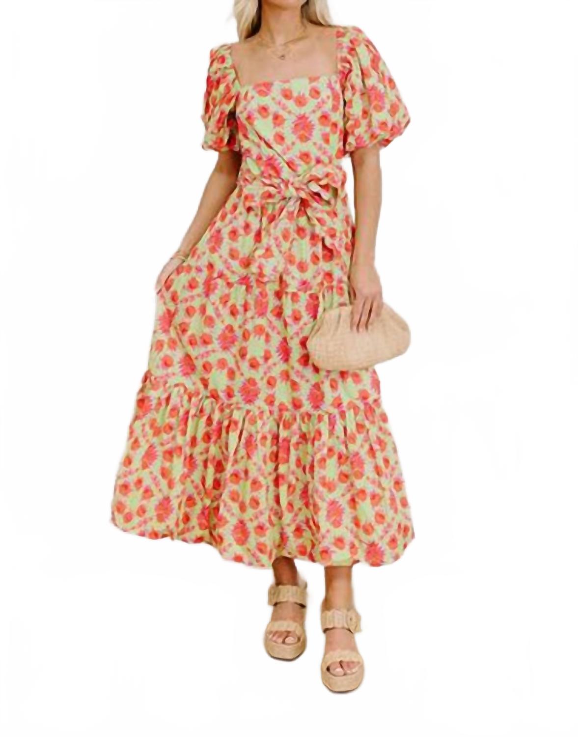 

Макси-платье с цветочным ярусным волнистым поясом в весеннем зеленом и оранжевом цветах Peach Love