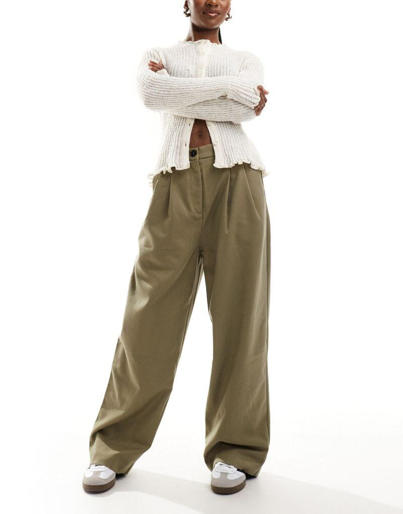 

Moon River – брюки строгого кроя оливкового цвета со складками и двойными шлевками для ремня