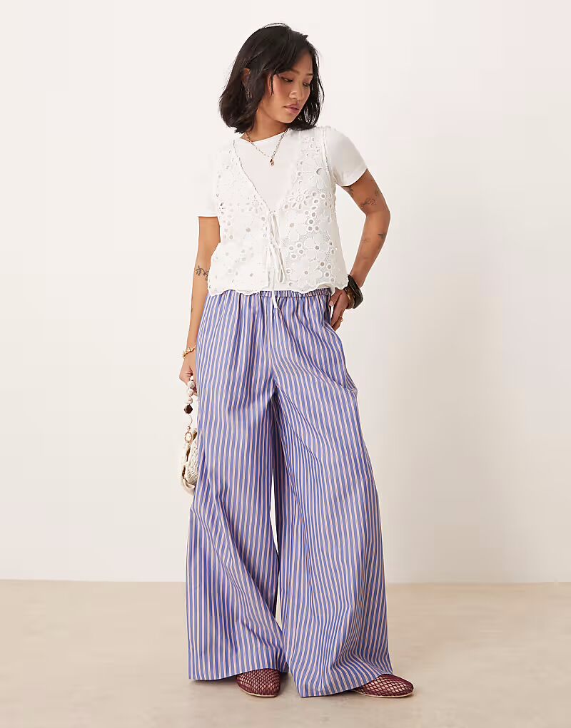 

Брюки ASOS DESIGN Petite с присборенной талией в синюю и красную полоску
