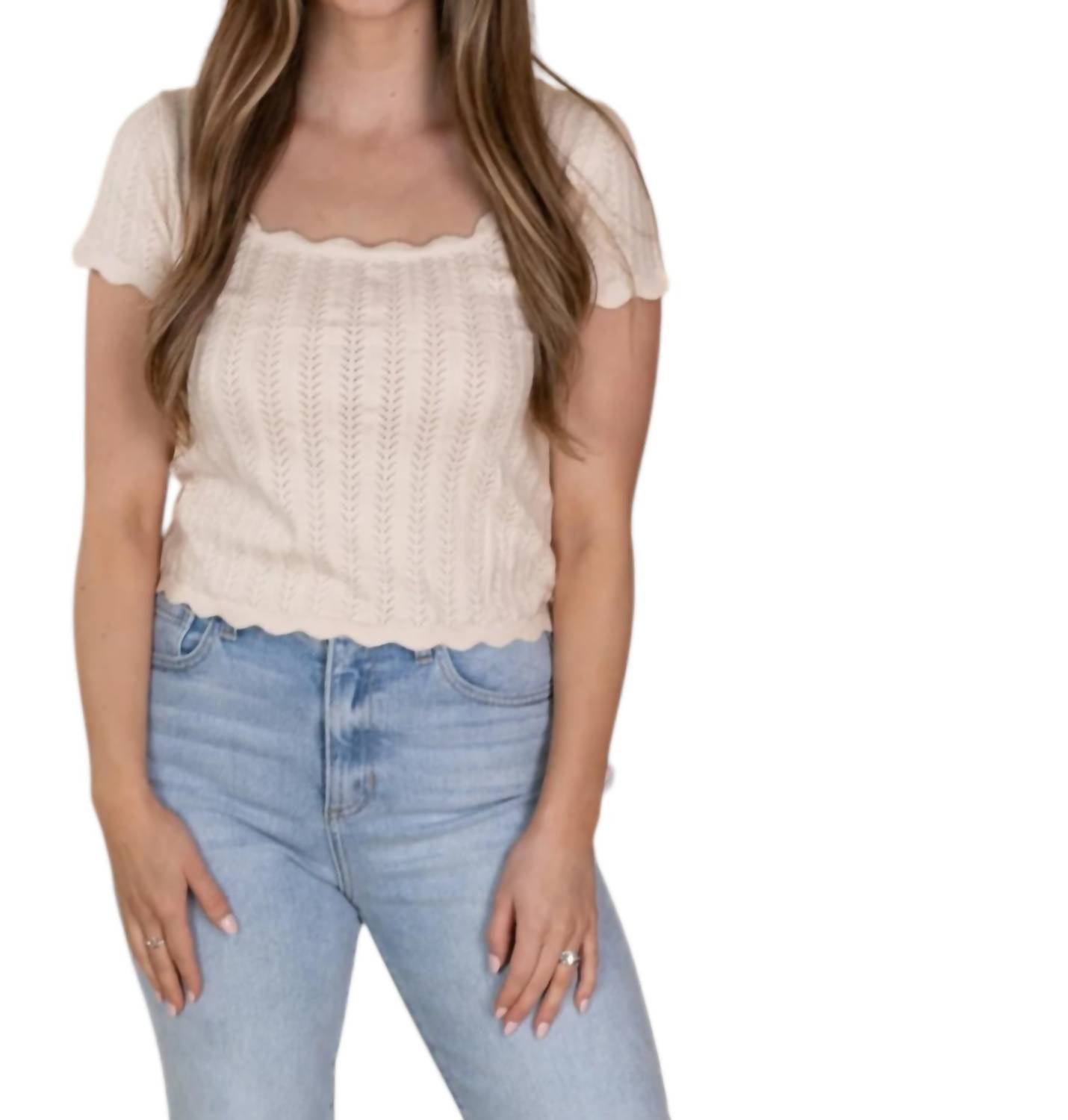 

Remi Scalloped Knit Топ в кремовом цвете The Moment Collection