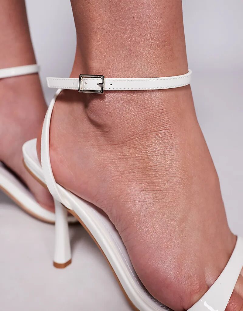 Босоножки Simmi London Dola Wide Fit на среднем каблуке с ремешками белого цвета — фото 3