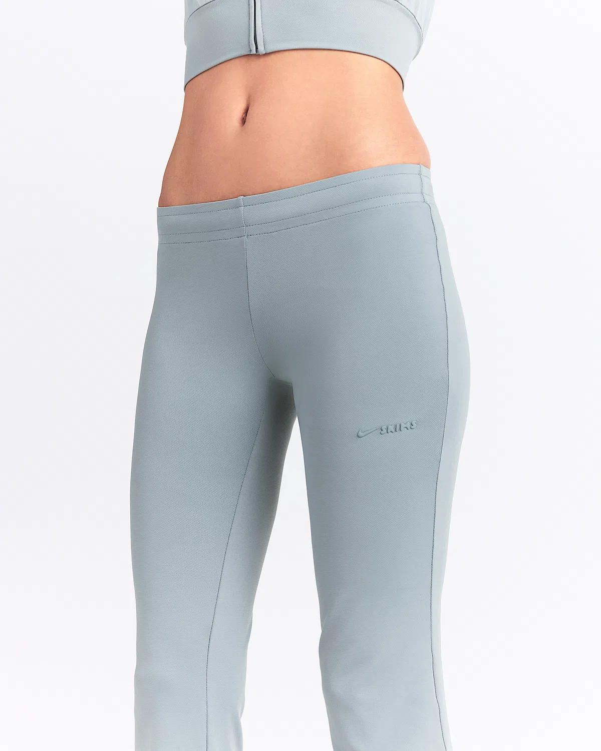 Женские брюки NikeSKIMS Airy с заниженной талией, мини-клеш, NSKM Washed Pacific — фото 2