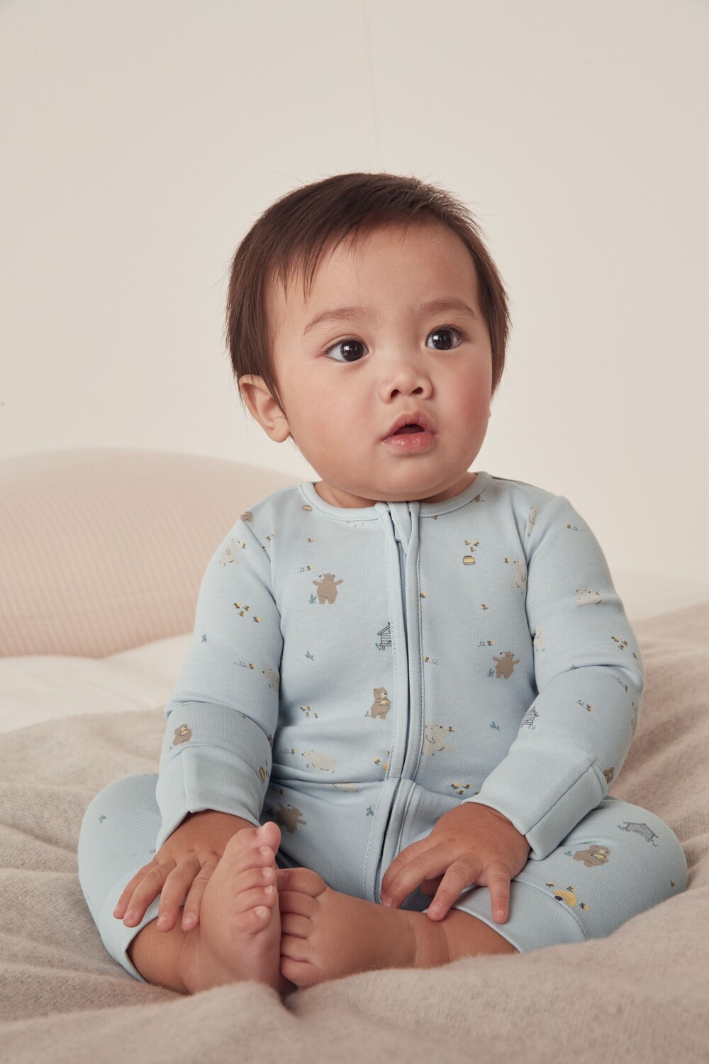 

Слип на молнии из органического хлопка с принтом медового медведя The White Company, синий