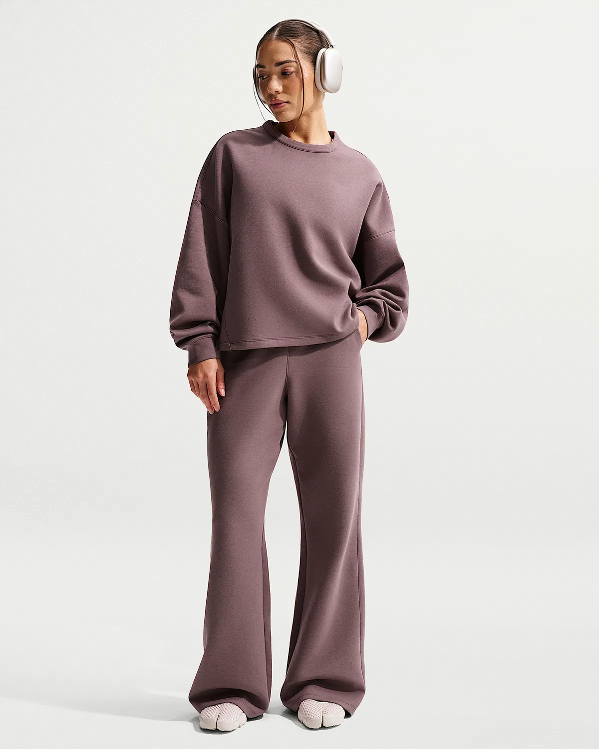 Женская футболка Nike 24.7 ImpossiblySoft Dri-FIT Oversized с круглым вырезом, Tattoo/Burgundy Crush — фото 4