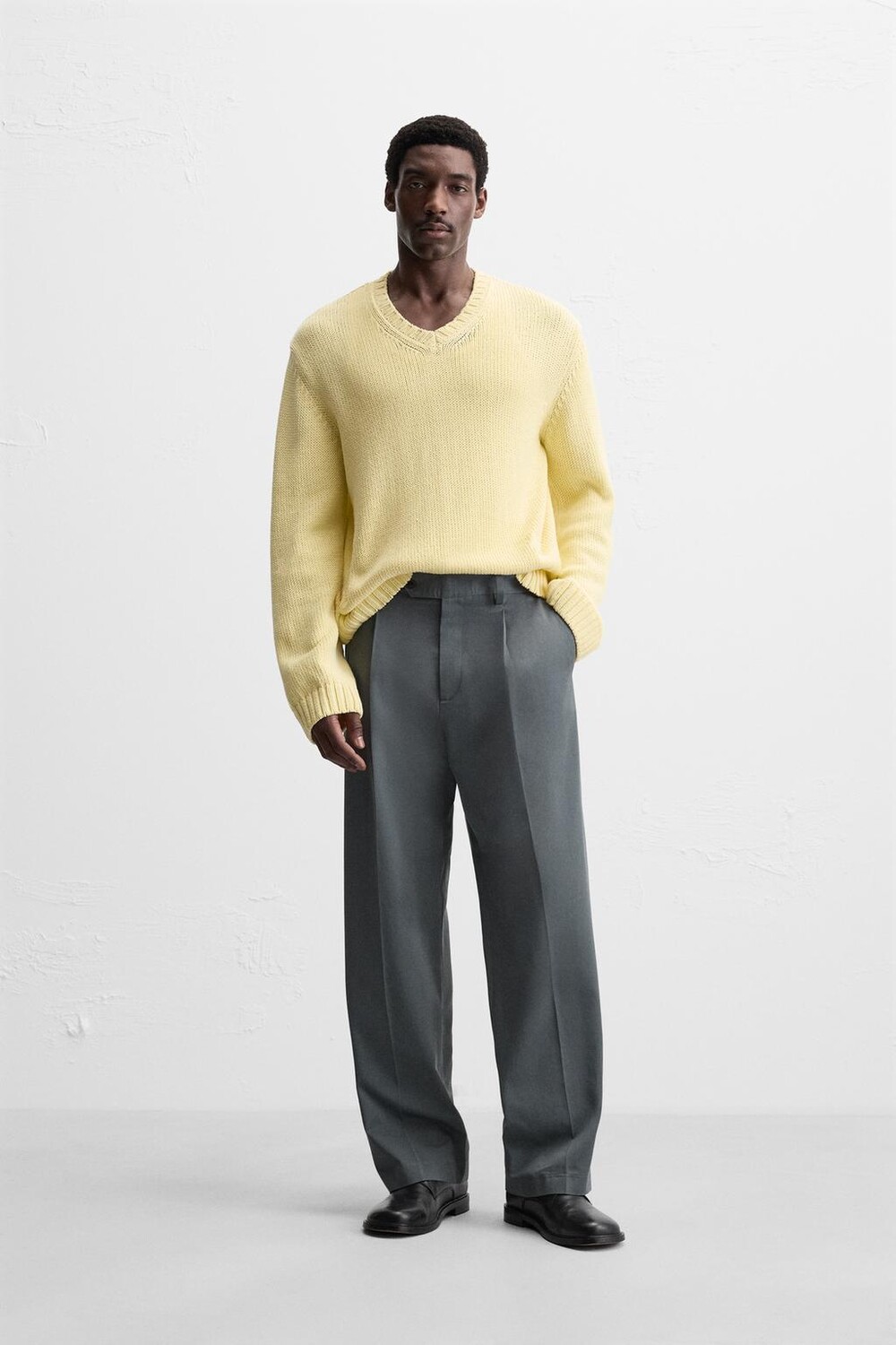 

Прямые брюки со складками ZARA, серый