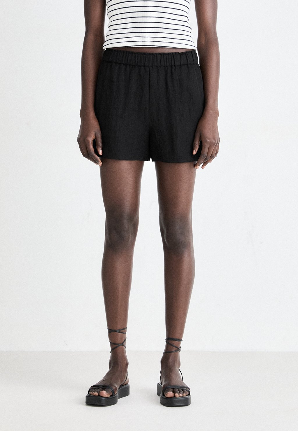 

Шорты RELAXED HIGH WAIST Gina Tricot, черный